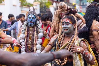 Varanasi, Uttar Pradesh, Hindistan - 20 Mart 2024: Masan Holi, Harishchandra ghat 'ta düzenlenen kutlama sırasında efendi shiva gibi giyinmiş kuru külle boyanmış bir erkek dindar portresi.