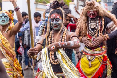 Varanasi, Uttar Pradesh, Hindistan - 20 Mart 2024: Masan Holi, Harishchandra ghat 'ta düzenlenen kutlama sırasında efendi shiva gibi giyinmiş kuru külle boyanmış bir erkek dindar portresi.