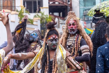 Varanasi, Uttar Pradesh, Hindistan - 20 Mart 2024: Masan Holi, Harishchandra ghat 'ta düzenlenen kutlama sırasında efendi shiva gibi giyinmiş kuru külle boyanmış bir erkek dindar portresi.