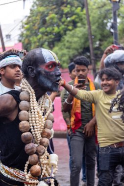 Varanasi, Uttar Pradesh, Hindistan - 20 Mart 2024: Masan Holi, Harishchandra ghat 'ta düzenlenen kutlama sırasında efendi shiva gibi giyinmiş kuru külle boyanmış bir erkek dindar portresi.
