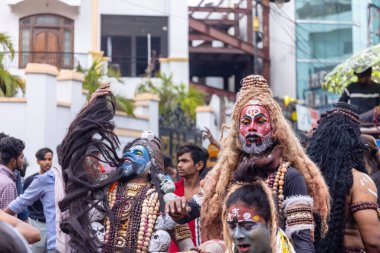 Varanasi, Uttar Pradesh, Hindistan - 20 Mart 2024: Masan Holi, Harishchandra ghat 'ta düzenlenen kutlama sırasında efendi shiva gibi giyinmiş kuru külle boyanmış bir erkek dindar portresi.