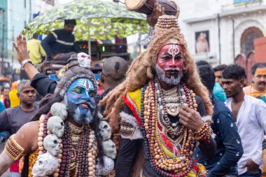 Varanasi, Uttar Pradesh, Hindistan - 20 Mart 2024: Masan Holi, Harishchandra ghat 'ta düzenlenen kutlama sırasında efendi shiva gibi giyinmiş kuru külle boyanmış bir erkek dindar portresi.