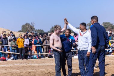 Bikaner, Rajasthan, Hindistan - 15 Ocak 2023: Bikaner 'deki çöl zemininde süslü develerin portresi.