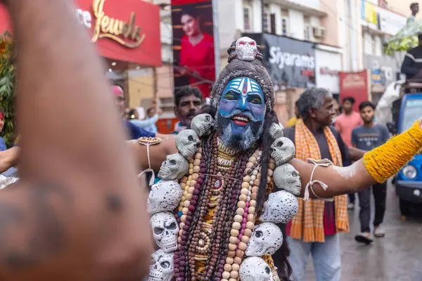 Varanasi, Uttar Pradesh, Hindistan - 20 Mart 2024: Masan Holi, Harishchandra ghat 'ta düzenlenen kutlama sırasında efendi shiva gibi giyinmiş kuru külle boyanmış bir erkek dindar portresi.