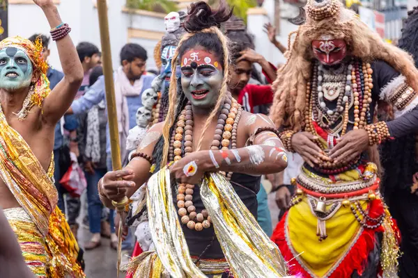 Varanasi, Uttar Pradesh, Hindistan - 20 Mart 2024: Masan Holi, Harishchandra ghat 'ta düzenlenen kutlama sırasında efendi shiva gibi giyinmiş kuru külle boyanmış bir erkek dindar portresi.