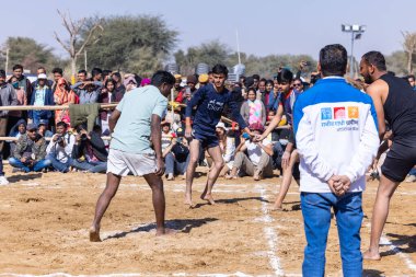 Bikaner, Rajasthan, Hindistan - 15 Ocak 2023: Bikaner 'deki çöl zemininde süslü develerin portresi.