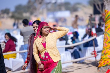 Bikaner, Rajasthan, Hindistan - 15 Ocak 2023: Bikaner 'deki çöl zemininde süslü develerin portresi.