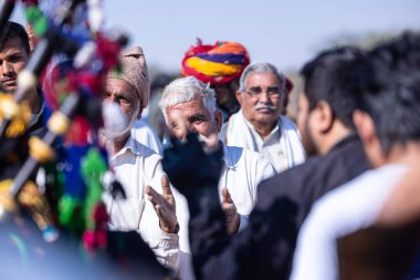 Bikaner, Rajasthan, Hindistan - 15 Ocak 2023: Bikaner 'deki çöl zemininde süslü develerin portresi.