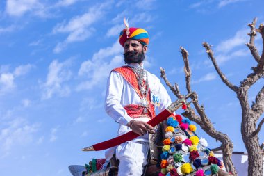 Bikaner, Rajasthan, Hindistan - 15 Ocak 2023: Bikaner 'deki çöl zemininde süslü develerin portresi.