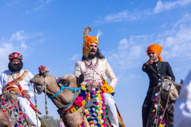 Bikaner, Rajasthan, Hindistan - 15 Ocak 2023: Bikaner 'deki çöl zemininde süslü develerin portresi.