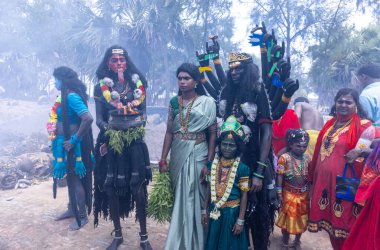 Kulashekharapatnam, Tamilnadu, Hindistan - 12 Ekim 2024: Kulasai, Hint Hindu ressam portresi ve kulasai dasara festivalinin ayinlerini gerçekleştirmek için bir tarikat karakteri gibi giyinmiş.