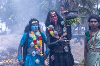 Kulashekharapatnam, Tamilnadu, Hindistan - 12 Ekim 2024: Kulasai, Hint Hindu ressam portresi ve kulasai dasara festivalinin ayinlerini gerçekleştirmek için bir tarikat karakteri gibi giyinmiş.