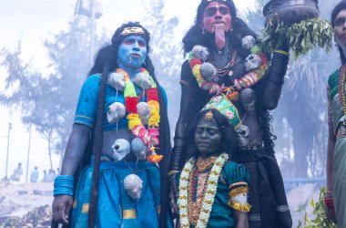 Kulashekharapatnam, Tamilnadu, Hindistan - 12 Ekim 2024: Kulasai, Hint Hindu ressam portresi ve kulasai dasara festivalinin ayinlerini gerçekleştirmek için bir tarikat karakteri gibi giyinmiş.