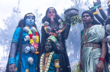 Kulashekharapatnam, Tamilnadu, Hindistan - 12 Ekim 2024: Kulasai, Hint Hindu ressam portresi ve kulasai dasara festivalinin ayinlerini gerçekleştirmek için bir tarikat karakteri gibi giyinmiş.