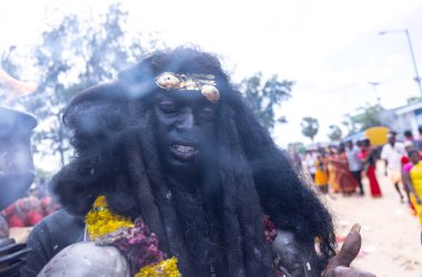 Kulashekharapatnam, Tamilnadu, Hindistan - 12 Ekim 2024: Kulasai, Hint Hindu ressam portresi ve kulasai dasara festivalinin ayinlerini gerçekleştirmek için bir tarikat karakteri gibi giyinmiş.