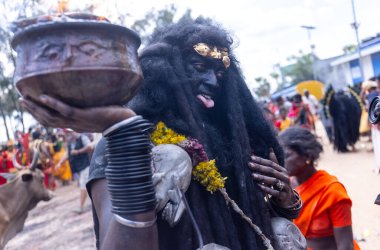 Kulashekharapatnam, Tamilnadu, Hindistan - 12 Ekim 2024: Kulasai, Hint Hindu ressam portresi ve kulasai dasara festivalinin ayinlerini gerçekleştirmek için bir tarikat karakteri gibi giyinmiş.