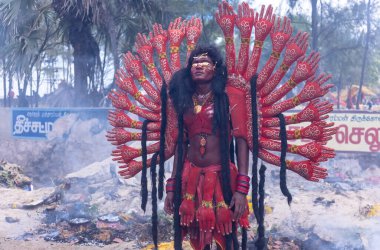 Kulashekharapatnam, Tamilnadu, Hindistan - 12 Ekim 2024: Kulasai, Hint Hindu ressam portresi ve kulasai dasara festivalinin ayinlerini gerçekleştirmek için bir tarikat karakteri gibi giyinmiş.