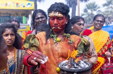 Kulashekharapatnam, Tamilnadu, Hindistan - 12 Ekim 2024: Kulasai, Hint Hindu ressam portresi ve kulasai dasara festivalinin ayinlerini gerçekleştirmek için bir tarikat karakteri gibi giyinmiş.