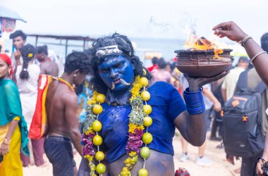 Kulashekharapatnam, Tamilnadu, Hindistan - 12 Ekim 2024: Kulasai, Hint Hindu ressam portresi ve kulasai dasara festivalinin ayinlerini gerçekleştirmek için bir tarikat karakteri gibi giyinmiş.