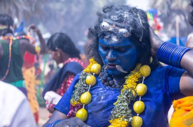 Kulashekharapatnam, Tamilnadu, Hindistan - 12 Ekim 2024: Kulasai, Hint Hindu ressam portresi ve kulasai dasara festivalinin ayinlerini gerçekleştirmek için bir tarikat karakteri gibi giyinmiş.