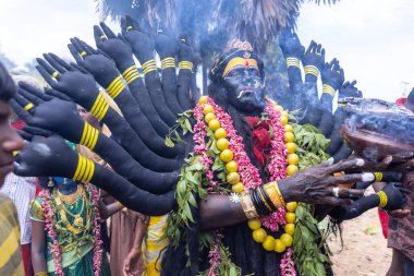 Kulashekharapatnam, Tamilnadu, Hindistan - 12 Ekim 2024: Kulasai, Hint Hindu ressam portresi ve kulasai dasara festivalinin ayinlerini gerçekleştirmek için bir tarikat karakteri gibi giyinmiş.