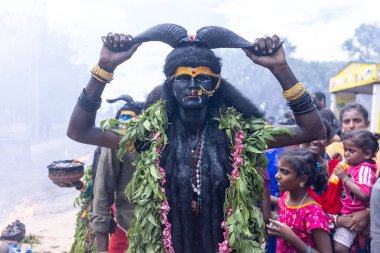 Varanasi, Uttar Pradesh, Hindistan - 20 Mart 2024: Masan Holi, Masan Holi, Masan Holi, Harishchandra ghat 'taki masaan holi kutlamaları sırasında tanrıça Kali olarak resmedilen bir kadın ressamın portresi.