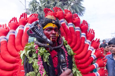 Varanasi, Uttar Pradesh, Hindistan - 20 Mart 2024: Masan Holi, Masan Holi, Masan Holi, Harishchandra ghat 'taki masaan holi kutlamaları sırasında tanrıça Kali olarak resmedilen bir kadın ressamın portresi.