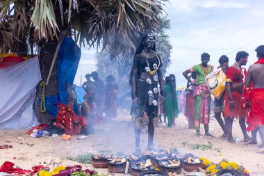 Varanasi, Uttar Pradesh, Hindistan - 20 Mart 2024: Masan Holi, Masan Holi, Masan Holi, Harishchandra ghat 'taki masaan holi kutlamaları sırasında tanrıça Kali olarak resmedilen bir kadın ressamın portresi.
