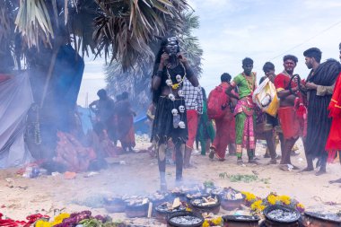 Varanasi, Uttar Pradesh, Hindistan - 20 Mart 2024: Masan Holi, Masan Holi, Masan Holi, Harishchandra ghat 'taki masaan holi kutlamaları sırasında tanrıça Kali olarak resmedilen bir kadın ressamın portresi.