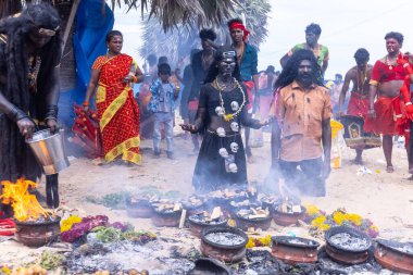 Varanasi, Uttar Pradesh, Hindistan - 20 Mart 2024: Masan Holi, Masan Holi, Masan Holi, Harishchandra ghat 'taki masaan holi kutlamaları sırasında tanrıça Kali olarak resmedilen bir kadın ressamın portresi.