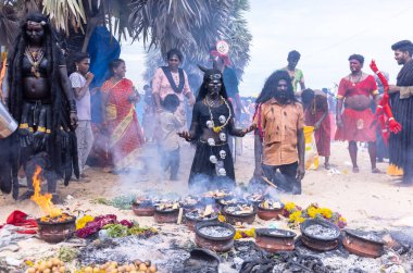 Varanasi, Uttar Pradesh, Hindistan - 20 Mart 2024: Masan Holi, Masan Holi, Masan Holi, Harishchandra ghat 'taki masaan holi kutlamaları sırasında tanrıça Kali olarak resmedilen bir kadın ressamın portresi.