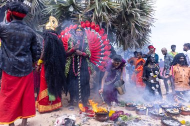 Varanasi, Uttar Pradesh, Hindistan - 20 Mart 2024: Masan Holi, Masan Holi, Masan Holi, Harishchandra ghat 'taki masaan holi kutlamaları sırasında tanrıça Kali olarak resmedilen bir kadın ressamın portresi.