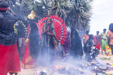 Varanasi, Uttar Pradesh, Hindistan - 20 Mart 2024: Masan Holi, Masan Holi, Masan Holi, Harishchandra ghat 'taki masaan holi kutlamaları sırasında tanrıça Kali olarak resmedilen bir kadın ressamın portresi.