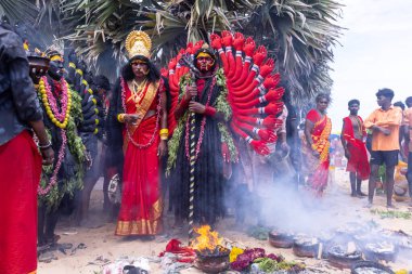 Varanasi, Uttar Pradesh, Hindistan - 20 Mart 2024: Masan Holi, Masan Holi, Masan Holi, Harishchandra ghat 'taki masaan holi kutlamaları sırasında tanrıça Kali olarak resmedilen bir kadın ressamın portresi.