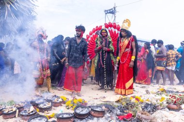 Varanasi, Uttar Pradesh, Hindistan - 20 Mart 2024: Masan Holi, Masan Holi, Masan Holi, Harishchandra ghat 'taki masaan holi kutlamaları sırasında tanrıça Kali olarak resmedilen bir kadın ressamın portresi.