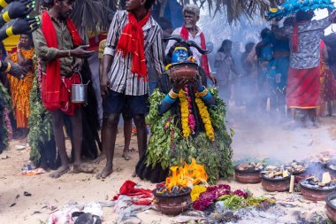 Varanasi, Uttar Pradesh, Hindistan - 20 Mart 2024: Masan Holi, Masan Holi, Masan Holi, Harishchandra ghat 'taki masaan holi kutlamaları sırasında tanrıça Kali olarak resmedilen bir kadın ressamın portresi.