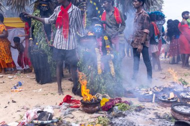 Varanasi, Uttar Pradesh, Hindistan - 20 Mart 2024: Masan Holi, Masan Holi, Masan Holi, Harishchandra ghat 'taki masaan holi kutlamaları sırasında tanrıça Kali olarak resmedilen bir kadın ressamın portresi.