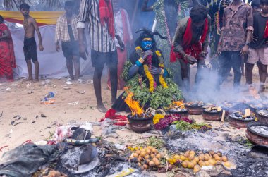 Varanasi, Uttar Pradesh, Hindistan - 20 Mart 2024: Masan Holi, Masan Holi, Masan Holi, Harishchandra ghat 'taki masaan holi kutlamaları sırasında tanrıça Kali olarak resmedilen bir kadın ressamın portresi.