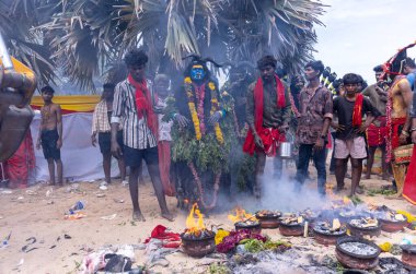 Varanasi, Uttar Pradesh, Hindistan - 20 Mart 2024: Masan Holi, Masan Holi, Masan Holi, Harishchandra ghat 'taki masaan holi kutlamaları sırasında tanrıça Kali olarak resmedilen bir kadın ressamın portresi.
