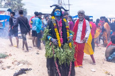 Varanasi, Uttar Pradesh, Hindistan - 20 Mart 2024: Masan Holi, Masan Holi, Masan Holi, Harishchandra ghat 'taki masaan holi kutlamaları sırasında tanrıça Kali olarak resmedilen bir kadın ressamın portresi.