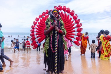 Varanasi, Uttar Pradesh, Hindistan - 20 Mart 2024: Masan Holi, Masan Holi, Masan Holi, Harishchandra ghat 'taki masaan holi kutlamaları sırasında tanrıça Kali olarak resmedilen bir kadın ressamın portresi.
