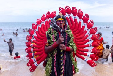 Varanasi, Uttar Pradesh, Hindistan - 20 Mart 2024: Masan Holi, Masan Holi, Masan Holi, Harishchandra ghat 'taki masaan holi kutlamaları sırasında tanrıça Kali olarak resmedilen bir kadın ressamın portresi.