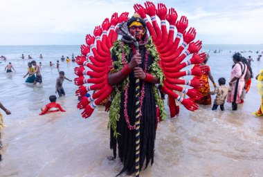 Varanasi, Uttar Pradesh, Hindistan - 20 Mart 2024: Masan Holi, Masan Holi, Masan Holi, Harishchandra ghat 'taki masaan holi kutlamaları sırasında tanrıça Kali olarak resmedilen bir kadın ressamın portresi.