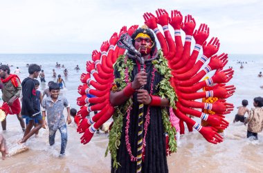 Varanasi, Uttar Pradesh, Hindistan - 20 Mart 2024: Masan Holi, Masan Holi, Masan Holi, Harishchandra ghat 'taki masaan holi kutlamaları sırasında tanrıça Kali olarak resmedilen bir kadın ressamın portresi.