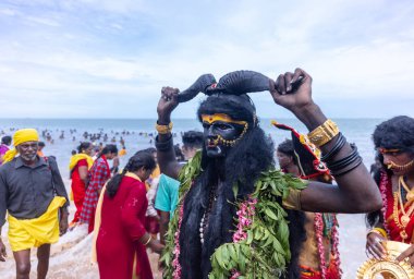 Varanasi, Uttar Pradesh, Hindistan - 20 Mart 2024: Masan Holi, Masan Holi, Masan Holi, Harishchandra ghat 'taki masaan holi kutlamaları sırasında tanrıça Kali olarak resmedilen bir kadın ressamın portresi.