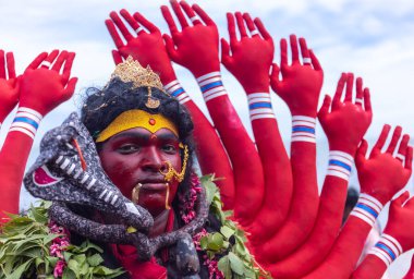 Varanasi, Uttar Pradesh, Hindistan - 20 Mart 2024: Masan Holi, Masan Holi, Masan Holi, Harishchandra ghat 'taki masaan holi kutlamaları sırasında tanrıça Kali olarak resmedilen bir kadın ressamın portresi.