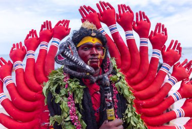 Varanasi, Uttar Pradesh, Hindistan - 20 Mart 2024: Masan Holi, Masan Holi, Masan Holi, Harishchandra ghat 'taki masaan holi kutlamaları sırasında tanrıça Kali olarak resmedilen bir kadın ressamın portresi.