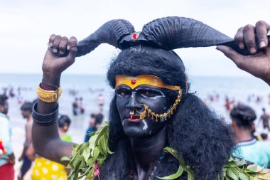 Varanasi, Uttar Pradesh, Hindistan - 20 Mart 2024: Masan Holi, Masan Holi, Masan Holi, Harishchandra ghat 'taki masaan holi kutlamaları sırasında tanrıça Kali olarak resmedilen bir kadın ressamın portresi.