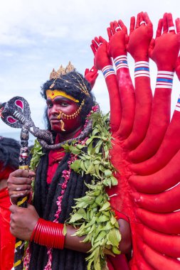 Varanasi, Uttar Pradesh, Hindistan - 20 Mart 2024: Masan Holi, Masan Holi, Masan Holi, Harishchandra ghat 'taki masaan holi kutlamaları sırasında tanrıça Kali olarak resmedilen bir kadın ressamın portresi.