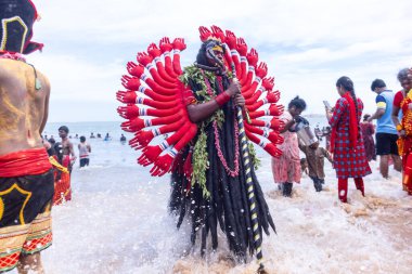 Varanasi, Uttar Pradesh, Hindistan - 20 Mart 2024: Masan Holi, Masan Holi, Masan Holi, Harishchandra ghat 'taki masaan holi kutlamaları sırasında tanrıça Kali olarak resmedilen bir kadın ressamın portresi.